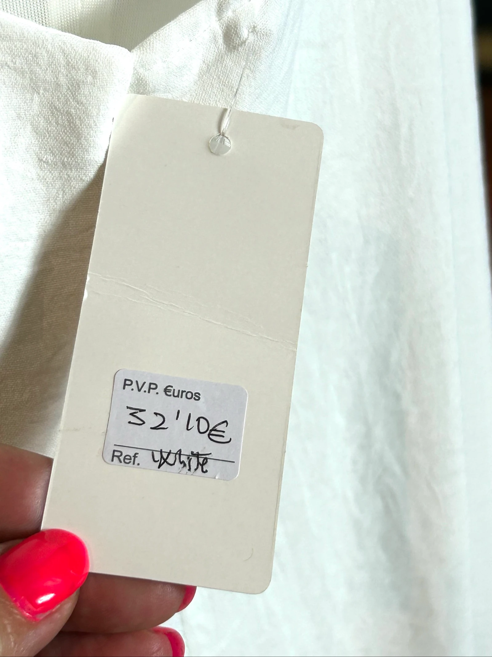 Vestido branco com broches de joias – photo 10